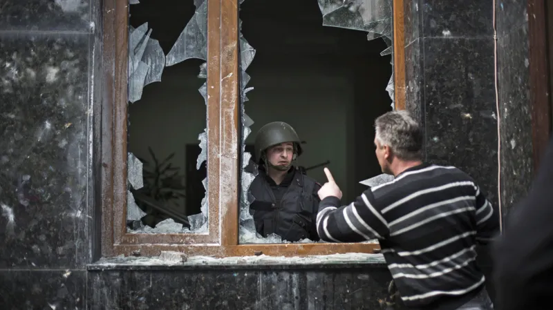 Proruští aktivisté zaútočili na prokuraturu v Doněcku