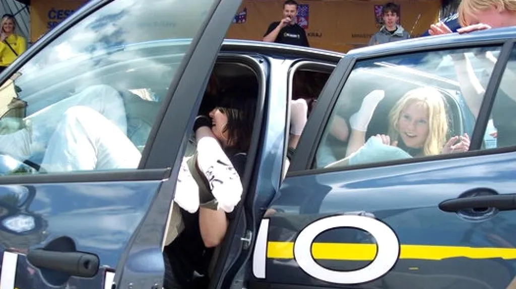 Pokus o největší počet lidí v autě