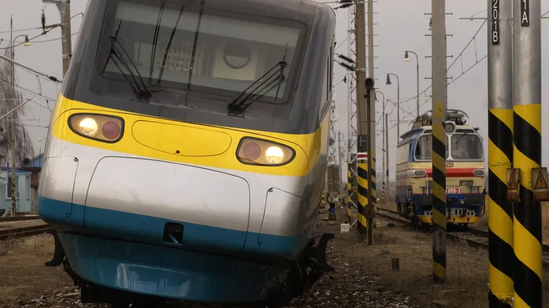 Únor 2004: Test naklápěcího zařízení na zkušebním okruhu u Velimi