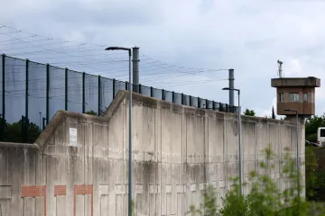 Věznice ve Francii se staly terčem žhářských útoků, na jednu se střílelo