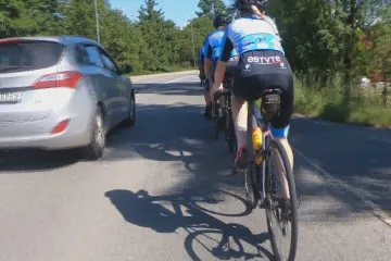 Politici se přou o bezpečné předjíždění cyklistů. Ty kromě bezohledných řidičů někdy ohrožuje i vlastní lehkomyslnost