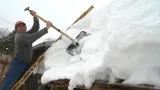 Obyvatelé Francovy Lhoty odklízeli sníh i ze střech