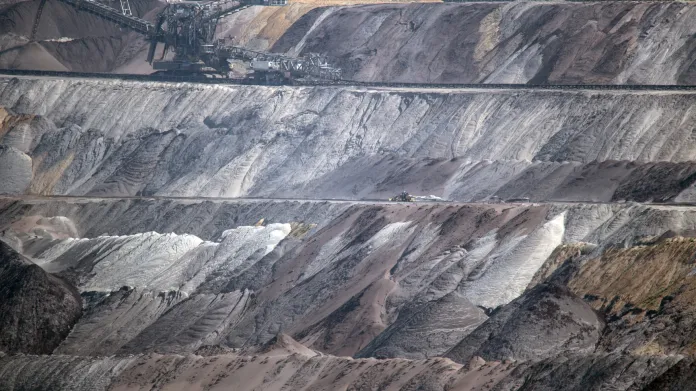 Těžba hnědého uhlí z povrchového dolu Garzweiler v Severním Porýní-Vestfálsku
