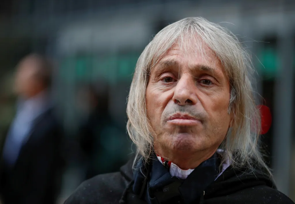 Alain Robert pokořil budovu Total v pařížské čtvrti La Défense