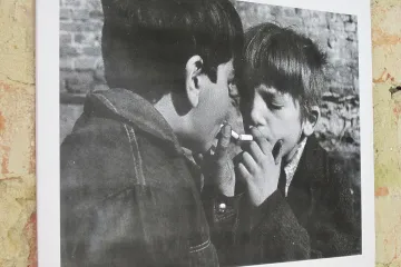 Výstava fotografií Jindřicha Štreita v bývalé trafice v Boskovicích