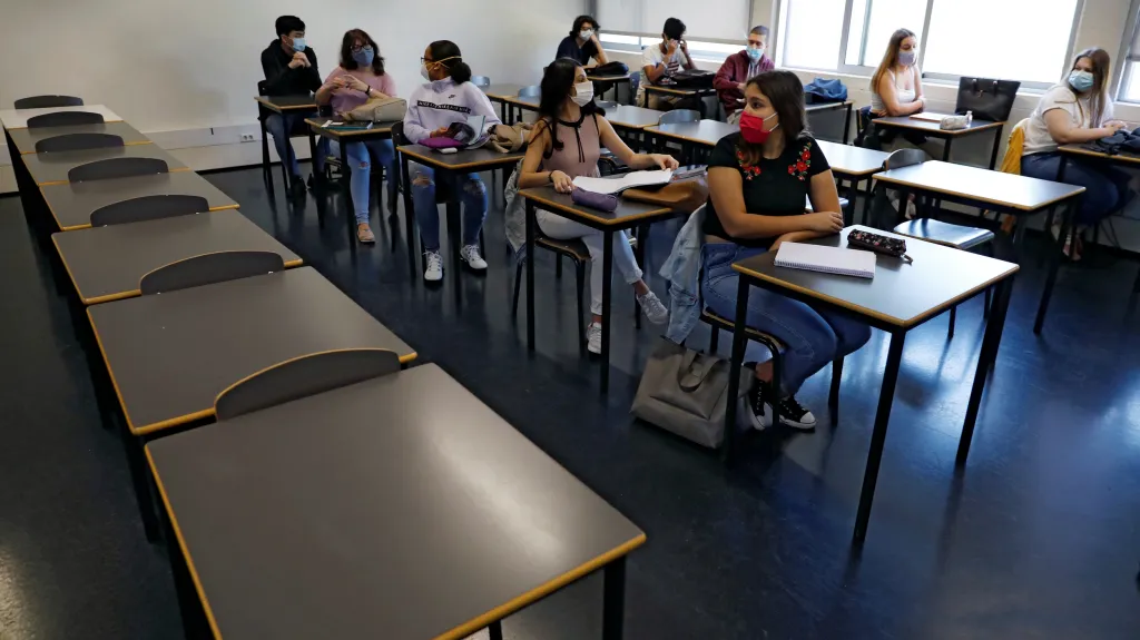 Studenti jedné z lisabonských škol sedí ve třídě v rouškách