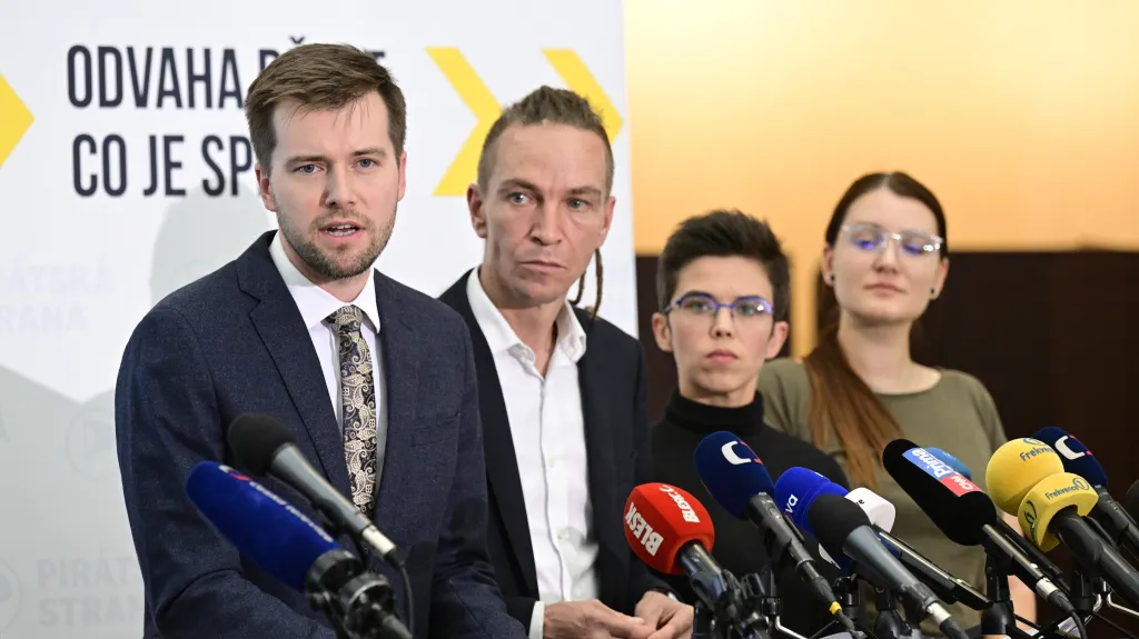 Piráti Jakub Michálek, Ivan Bartoš, Olga Richterová a Klára Kocmanová