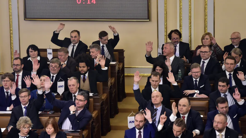 Nově zvolení poslanci na ustavující schůzi