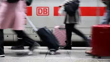 Vlak společnosti Deutsche Bahn stojí na nástupišti