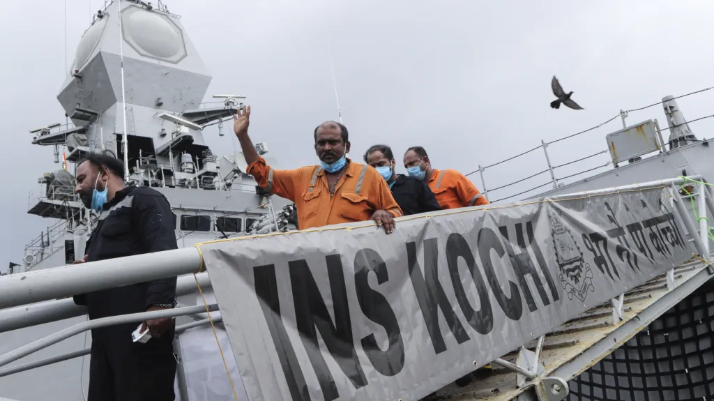 Přeživší, jež zachránilo indické námořnictvo, vstupují na pevninu