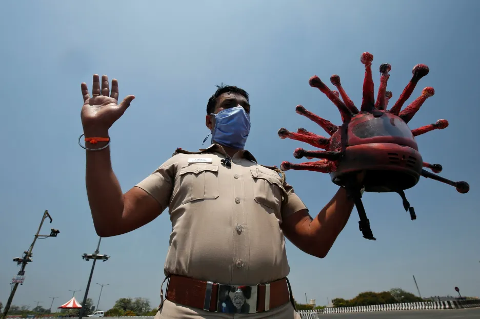 Trochu zvláštní policista v kostýmu znázorňujícím koronavirus se objevil v indických ulicích