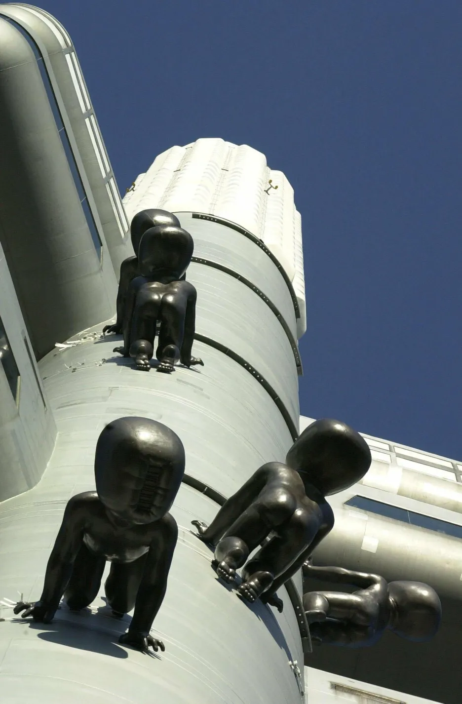 Soubor soch Miminka "Babies" byl nainstalován na Žižkovskou věž poprvé v květnu 2000