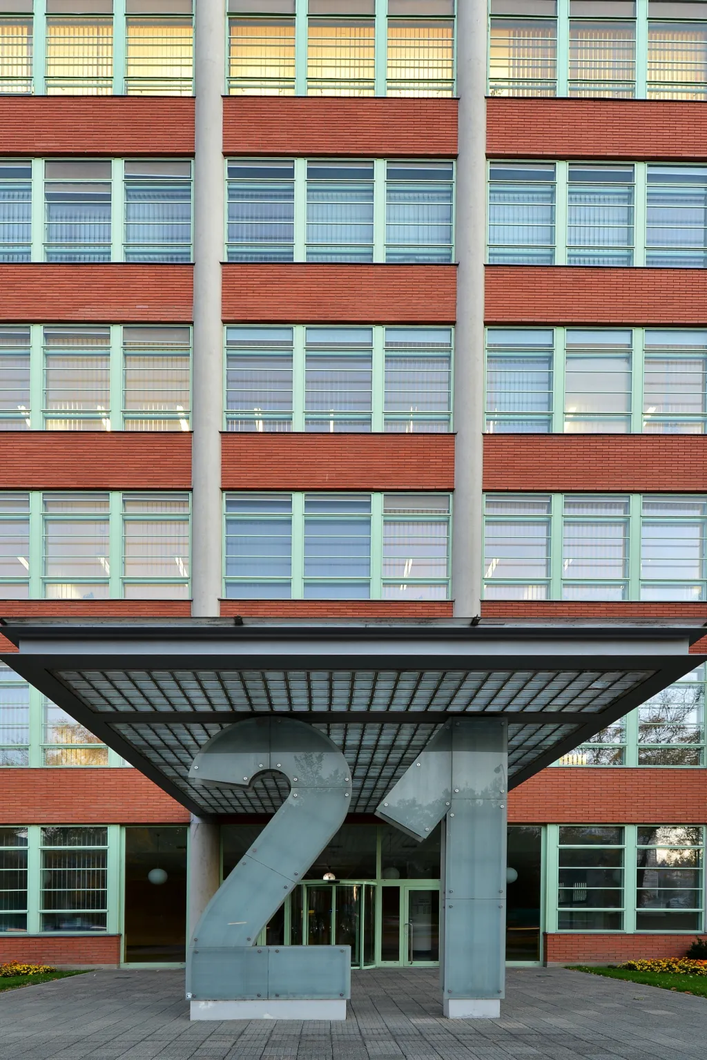 Nejznámější budovou v komplexu Baťových závodů je číslo 21. Správní budova, která byla dokončena v roce 1938 podle projektu architekta Vladimíra Karfíka. Má 16 podlaží, je vysoká 77,5 metru, v nejvyšším podlaží se nachází kavárna a vyhlídková terasa s možností pohledu do všech světových stran. Zajímavostí je také pojízdná kancelář instalovaná ve výtahu a systém pro zavěšení plošiny pro čištění venkovního pláště budovy. V současnosti zde sídlí Krajský úřad ve Zlíně