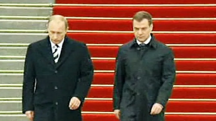 Dmitrij Medvěděv a Vladimir Putin na vojenské přehlídce 9. května 2008