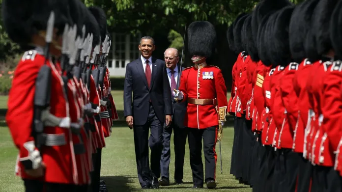 Barack Obama si v doprovodu vévody z Edinburghu prohlédl čestnou gardu