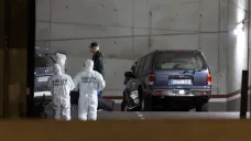 Španělská policie v garáži, kde bylo nalezeno tělo Maxima Kuzminova