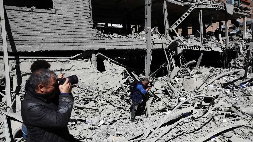 Trosky budovy v Teheránu