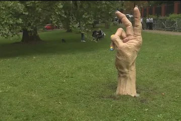 I v Česku rezonuje ukrajinský Den nezávislosti. Připomíná jej ruka před ambasádou, sbírka i petice