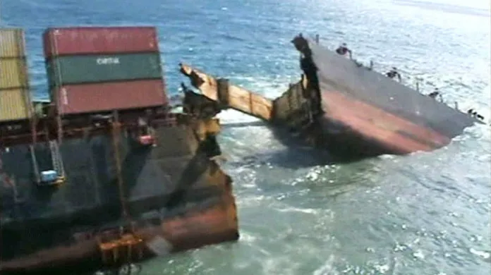 Nákladní loď Rena se potápí