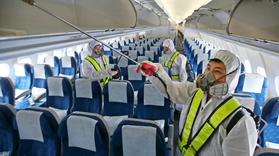 Zaměstnanec Korean Air dezinfikuje kvůli MERS interiér letadla