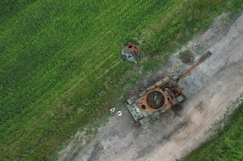 Zničená vojenská technika se stala nedílnou součástí ukrajinské krajiny