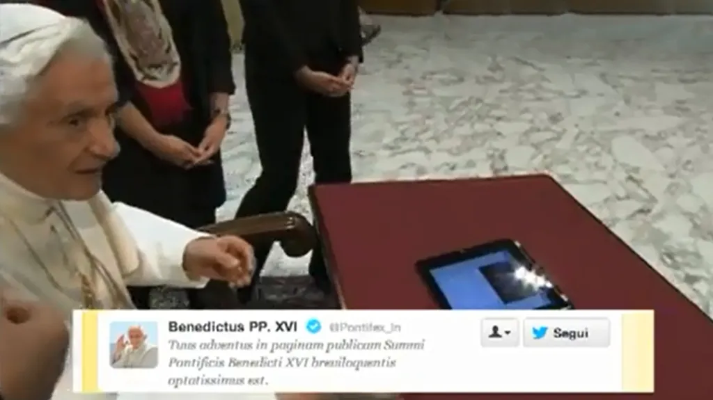 První papežův tweet v latině