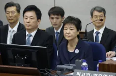 Sesazená jihokorejská prezidentka dorazila v poutech k soudu. Vše popřela