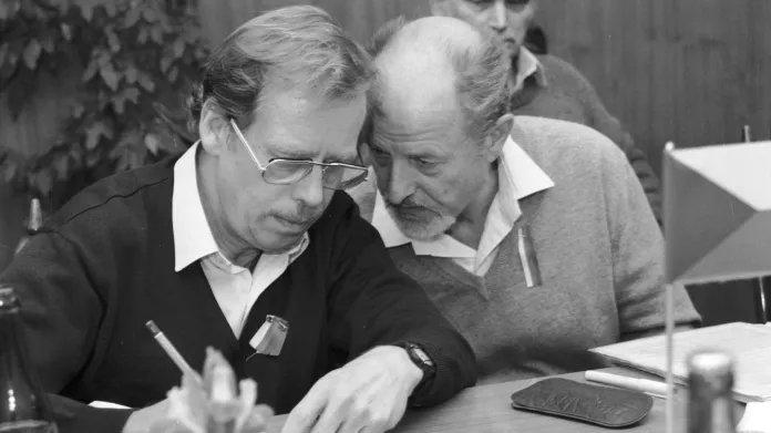 Zdeněk Jičínský s Václavem Havlem na jednání s předsedou vlády Ladislavem Adamcem, 28. listopadu 1989