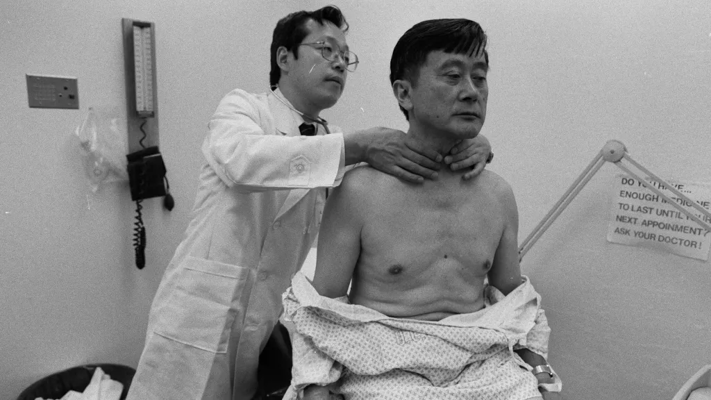 Vyšetření přeživšího jaderného výbuchu v Hirošimě