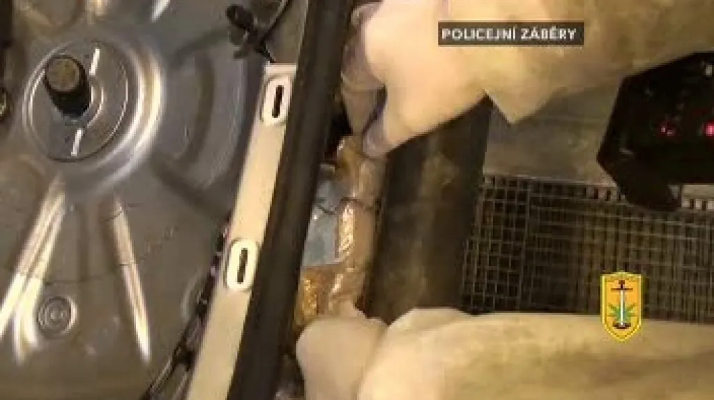 Heroin v nárazníku auta