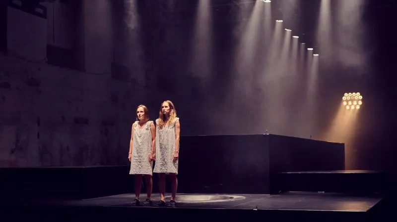 Tereza Voříšková a Eliška Křenková v představení Amerikánka