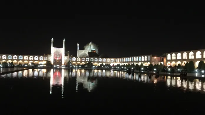 Noční centrum Isfahánu s modrou Šáhovou mešitou