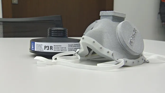 Maska vyvinutá vědci z ČVUT s filtrem P3 z lutínské Sigmy