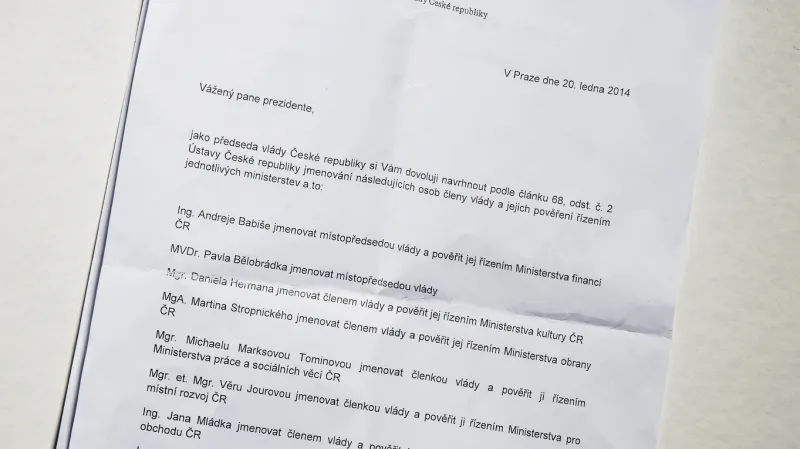 Návrh na jmenování vlády obsahoval několik chyb. V dokumentu například není uveden celý název ministerstva školství mládeže a tělovýchovy. Předseda KDU-ČSL a ministr pro pro vědu a inovace Pavel Bělobrádek zase v textu nemá uvedeny všechny vysokoškolské tituly.