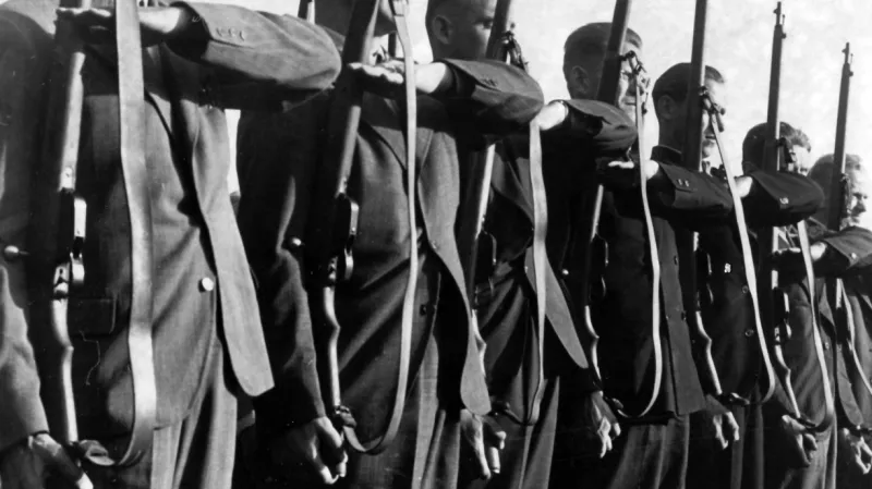 Členové sudetoněmeckého Freikorpsu na dobové fotografii DPA