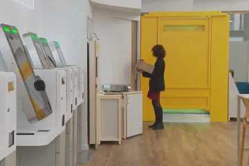 Modernizace pošty po francouzsku: Lidé si mohou v kabinkách vyzkoušet oblečení doručené z e-shopů