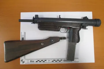 Neonacista poslal do Německa poštou samopal. Hrozí mu deset let za mřížemi