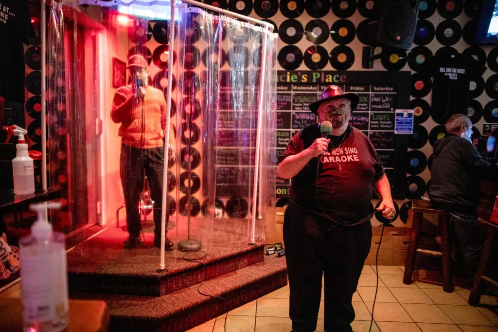 V kanadském Ontariu vyřešili problém se zpěvem v době covidové. Pro účastníky karaoke postavili v baru na zpívání sprchový kout, který má zabránit šíření koronaviru