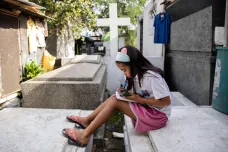 Děti se učí na střeše, v obchodě i na hřbitově. Distanční výuku na Filipínách omezuje ekonomická situace rodičů