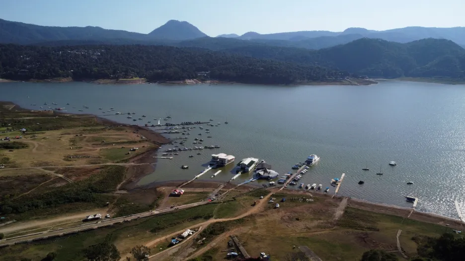 Přehrada Valle de Bravo napájí systém Cutzamala, síť infrastruktury, která je zdrojem vody přibližně pro šest milionů lidí v Mexico City