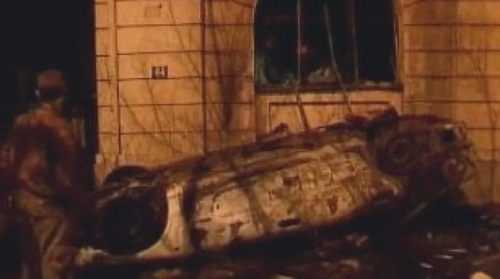 Převrácené auto v Bělehradu