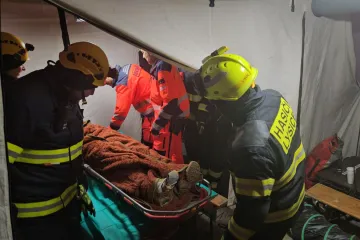 Hasiči vytáhli na povrch muže zraněného v jeskyni v Moravském krasu