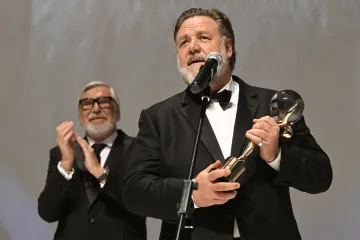 Začal festival ve Varech. Na úvod převzali ceny Russel Crowe a Alicia Vikanderová