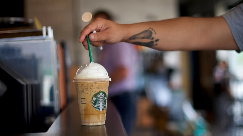 Plastová brčka v kavárnách Starbucks začínají končit