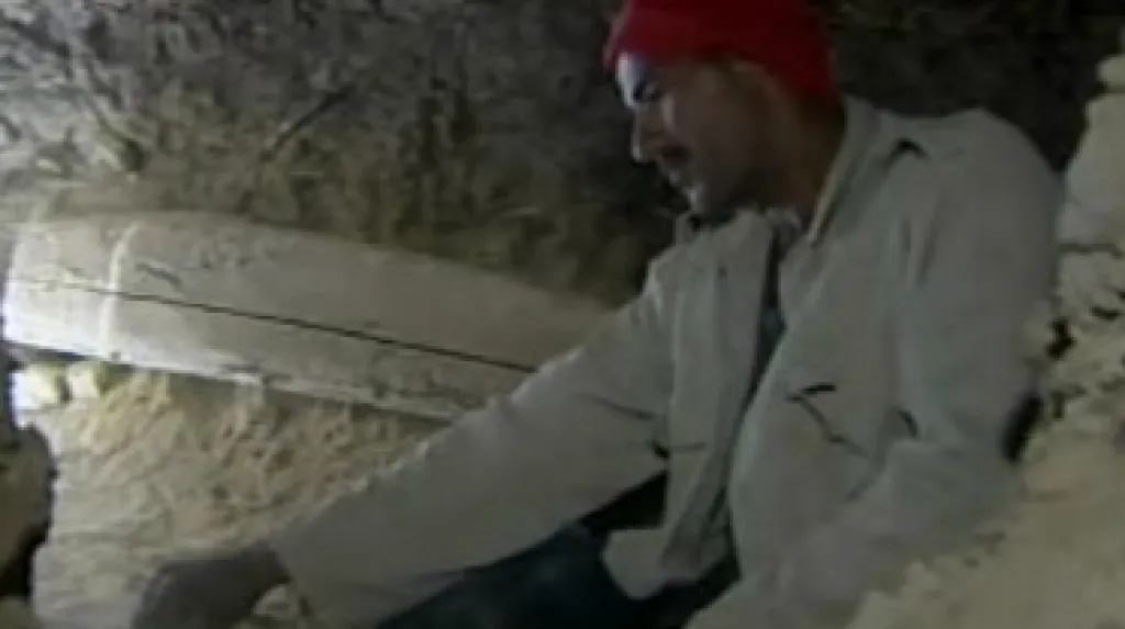 Archeolog při práci