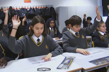 Žákyně zažalovala londýnskou školu, že jí neumožnila se modlit. Soud se instituce zastal