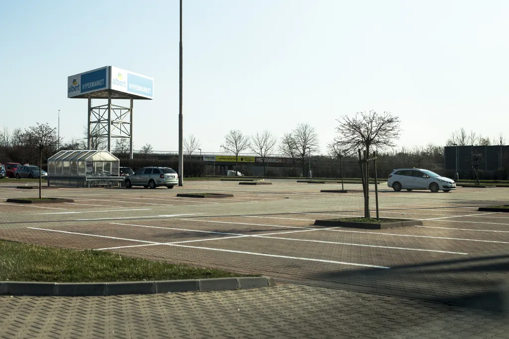 V obchodní zóně v Průhonicích návštěvníků v potravinách příliš nebylo