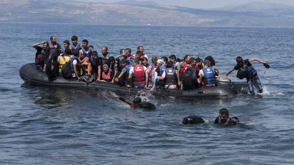 Uprchlický člun u ostrova Lesbos