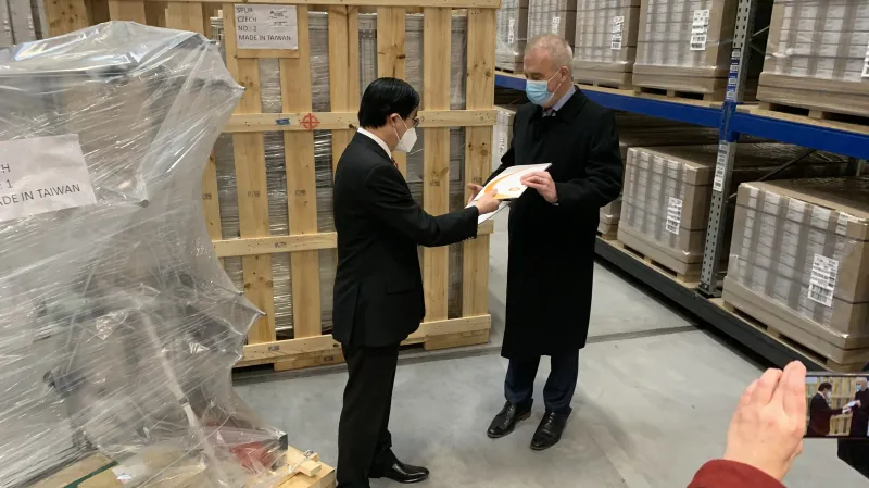 Předání linky na výrobu respirátorů ve Zlíně