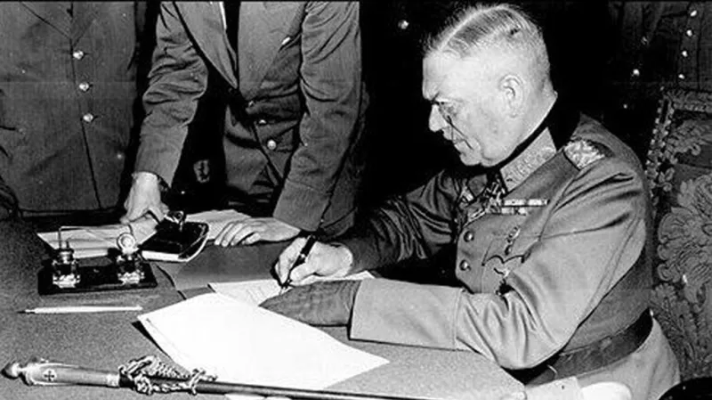 Polní maršál Keitel podepisuje kapitulaci Německa